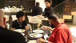 Gaya Kulineran Mewah DJ Khaled Saat Makan di Pesawat Pribadi