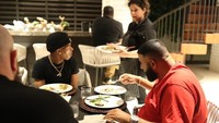 DJ berusia 43 tahun ini biasanya paling sering membicarakan pekerjaan lewat acara makan malam, di salah satu restoran mewah dengan berbagai hidangan yang enak. Foto: Instagram @djkhaled