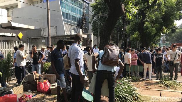 Pencari Suaka di Trotoar Kebon Sirih Diangkut Pakai Bus ke Kalideres