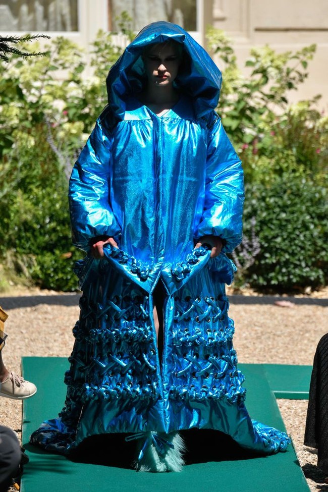 Model berjalan di catwalk memeragakan jaket yang sangat kebesaran di fashion show koleksi haute couture dari desainer Antonio Ortega di Paris Fashion Week 2019.Foto: Francois Durand/Getty Images