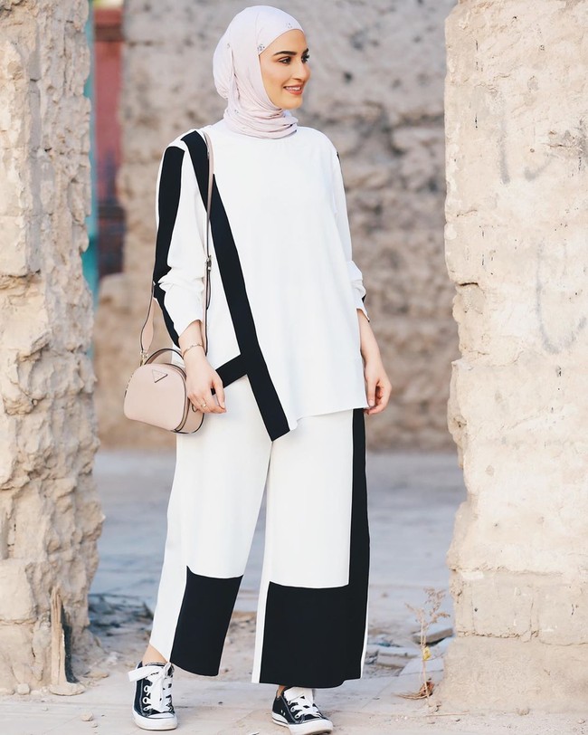 Fashionista asal Kuwait itu selalu tampil trendi menggunakan merek-merek high end. Gaya busananya biasanya dilengkapi dengan sepatu bermerek seperti, Prada, Dior, Louboutin serta tas Alexander Wang hingga Hermes. Foto: Instagram @dalalid