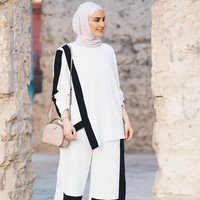 Fashionista asal Kuwait itu selalu tampil trendi menggunakan merek-merek high end. Gaya busananya biasanya dilengkapi dengan sepatu bermerek seperti, Prada, Dior, Louboutin serta tas Alexander Wang hingga Hermes. Foto: Instagram @dalalid