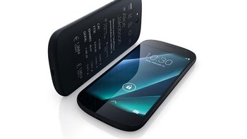 YotaPhone adalah ponsel dua wajah yang memiliki dua layar di depan dan belakang, dirilis tahun 2013. Foto: Telegraph