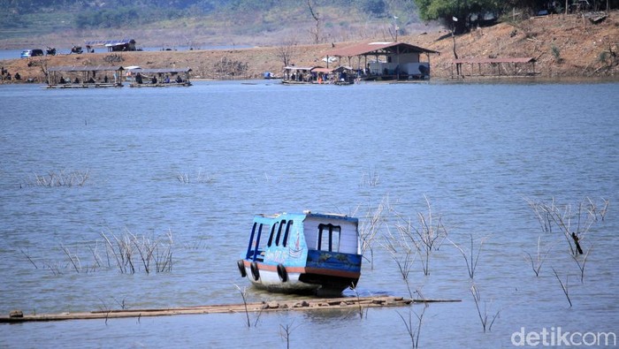 Debit air pada musim kemarau di Waduk Jatigede, Kabupaten Sumedang, Jawa Barat menyusut. Puing-puing bangunan rumah warga, kembali muncul ke permukaan.