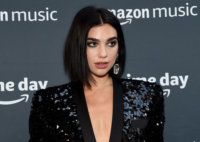 Seperti dikabarkan sebelumnya, Dua Lipa yang baru saja mengakhiri asmara dengan Isaac Carew kepergok bermesraan dengan Anwar Hadid saat menonton konser di Hyde Park, London, Inggris, belum lama ini. Sampai saat ini, mereka belum berbicara soal jalinan asmara mereka. (Foto: Jamie McCarthy/Getty Images)