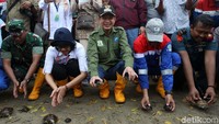Direktur Konservasi Keanekaragaman Hayati Kementerian LHK Indra Exploitasia, Bupati Aceh Tamiang Mursil dan Direktur Operasi dan Produksi Pertamina EP Chalid Said Salim melepasliarkan tuntong laut di Ujung Tamiang, Rantau, Aceh Tamiang, Aceh, Kamis (11/7/2019).