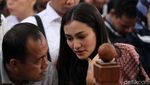 Ekspresi Atiqah Hasiholan Menanti Ibunya Divonis