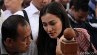 Dia ditemani sejumlah kerabatnya.