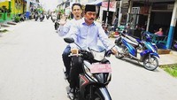 Sosok Gubernur Kepulauan Riau (Kepri), Nurdin Basirun, saat ini tengah menjadi perhatian usai terjaring dalam Operasi Tangkap Tangan (OTT) KPK pada Rabu (10/7/2019). Pria berusia 62 tahun itu ternyata lihai menggunakan sepeda motor. Kelihaiannya dalam mengendarakan roda dua terlihat pada postingannya pada 2 Juni 2016 silam, kala itu Nurdin membonceng staf-nya menggunakan motor bebek Honda Revo berplat merah. Istimewa/Dok. Instagram @nurdin757.