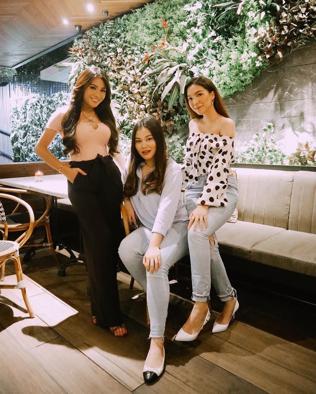 Tidak makan nasi, Aurel lebih memilih mengonsumsi roti gandum tanpa selai untuk sarapan. Dan pada siang hari, dia menyantap sayur serta buah. Biasanya dia tidak makan malam. Foto: Instagram @aurelie.hermansyah