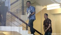 Sendy melaporkan pihak lain yang diduga melarikan uang investasinya senilai Rp 11 miliar. Dia diduga menyuap Agus untuk memperberat tuntutan pada pihak lain tersebut. Namun belakangan Sendy berdamai dengan pihak lain itu, tetapi kesepakatan suap diduga KPK masih berlangsung.