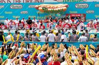 Jawara Kontes Makan Wanita Ini Kembali Menangi Kontes Makan Hot Dog
