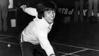 Potret salah seorang legenda bulutangkis Indonesia, Rudy Hartono, saat sedang bermain bulutangkis. Rudy Hartono berhasil menggondol gelar juara All England, mulai 1969 hingga 1974. Tanpa gelar di All England 1975, Rudy kembali menjadi pemilik mahkota pada 1976. Central Press/Getty Images.