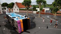 Bus kota bernama le bus piscine menarik perhatian warga yang melintas. Jika biasanya bus digunakan sebagai alat transportasi, bus tersebut justru dirombak menjadi seperti bak mandi.