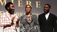 Beyonce bersama bintang The Lion King lainnya yakni Donald Glover dan Chiwetel Elijofor. Jesse Grant/Getty Images for Disney