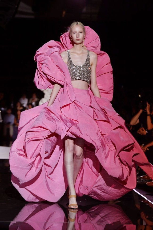 Rumah mode Schiaparelli menampilkan gaun super heboh di fashion show Paris Fashion Week Haute Couture Fall/Winter 2019 2020 . Foto: Pascal Le Segretain/Getty Images