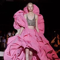 Rumah mode Schiaparelli menampilkan gaun super heboh di fashion show Paris Fashion Week Haute Couture Fall/Winter 2019 2020 . Foto: Pascal Le Segretain/Getty Images