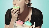 Waduh begini pose Charlize ketika menikmati cup cake. Tiga buah cup cake sudah siap dilahapnya. Yummy! Foto: instagram @charlizeafrica