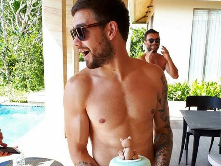 Yuk Intip Pose Seksi Liam Payne Saat Makan Enak