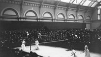 Potret pertandingan bulutangkis ganda wanita yang digelar di Kota London, sekitar tahun 1911. Topical Press Agency/Getty Images.