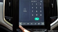Pengendara tinggal berkata dan memberikan perintah tertentu dengan memijit tombol voice command yang terletak di bagian setir sebelah kanan.