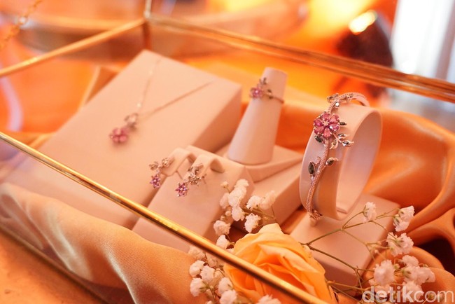 Gaun tersebut hadir dalam siluet baby-doll yang dipermanis dengan sabuk bergaya pita. Sementara itu, bagian lengan yang loose atau longgar meninggalkan kesan elegan pada penampilan aktris penyuka Disney Princesses itu. Foto: Daniel Ngantung/Wolipop