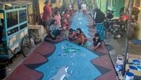 Warga Kampung Pulo Baru, RT 3 RW 6, Kelurahan Pulasaren, Kecamatan Pakalipan, Kota Cirebon, Jabar memiliki cara unik untuk mempercantik wilayahnya. Warga Kampung Pulo Baru Cirebon mengecat gang dengan lukisan 3 dimensi (3D), Jumat (12/7/2019).