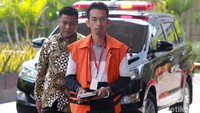 Tersangka kasus suap Imigrasi Mataram Yusriansyah Fazrin berjalan menuju ruang pemeriksaan setibanya di Gedung KPK, Jakarta, Jumat (12/7/2019).