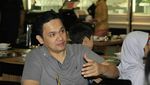 Panas Kasus ikan Asin Pengacara Farhat Abbas Punya Gaya Santai Saat Kulineran