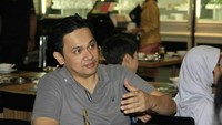 Tanpa sadar, Farhat Abas tengah ngobrol serius di sebuah restoran. Gaya santainya ditunjukkan Farhat dengan menggunakan kaos. Foto: Istimewa