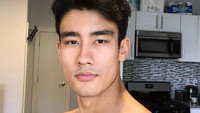 Salah satu spot selfie favorit Alex sepertinya di dapur. Kali ini dengan pose seperti habis bangun tidur, hihihi. Foto: Instagram alexlandi7