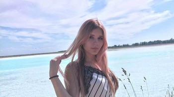 Warnanya yang indah ternyata berasal dari substansi calcium oksida yang berbahaya bagi manusia. Memang materialnya tidak beracun, tapi sangat asam. Foto: Instagram