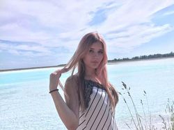 Ramai Bergaya di Danau Penuh Sampah Kimia