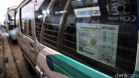 Angkot-ankot ber-AC itu telah dilengkapi dengan surat uji KIR.