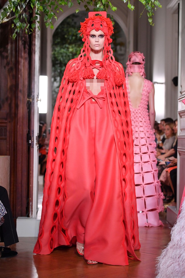 Fashion show baju unik Valentino di Paris Fashion Week. 03/07/2019. Prancis. Foto: Pascal Le Segretain/Getty Images
