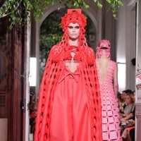 Fashion show baju unik Valentino di Paris Fashion Week. 03/07/2019. Prancis. Foto: Pascal Le Segretain/Getty Images