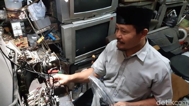 Bisnis Reparasi Tv Jadul Masih Eksis di Tengah Perkembangan Digital