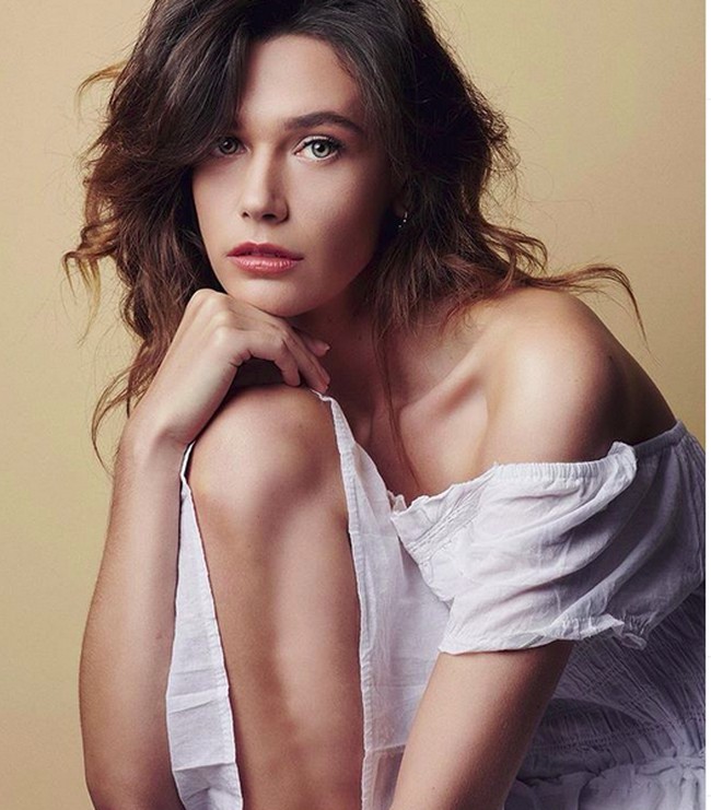 Seorang model asal Australia Rosie Nelson mengungkapkan sisi kelam bekerja di industri modelling. Wanita yang pindah ke Inggris di usia 21 untuk mengejar kariernya sebagai model itu mengaku dipaksa diet oleh agensi model hingga tubuh menjadi tinggal tulang. Foto: Instagram