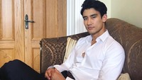 Kabarnya kecintaan Alex pada dunia seri peran berawal kala orang tuanya mengajak nonton pertunjukkan The Lion King. Pantas saja ia memilih karir sebagai aktor! Foto: Instagram alexlandi7