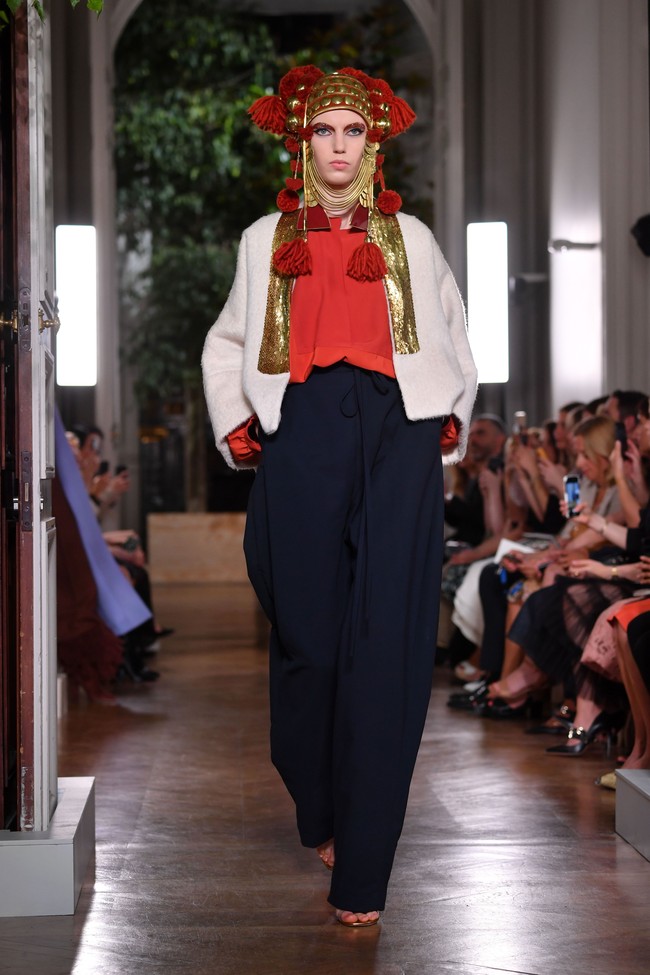 Fashion show baju unik Valentino di Paris Fashion Week. 03/07/2019. Prancis. Foto: Pascal Le Segretain/Getty Images