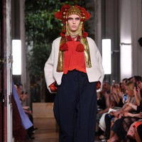 Fashion show baju unik Valentino di Paris Fashion Week. 03/07/2019. Prancis. Foto: Pascal Le Segretain/Getty Images