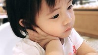 Duduk menunggu makanan, wajah imut Kanara kelihtan galau ya? Sepertinya Kanara sudah lapar banget nih. Foto: Instagram akifadhinara/nindyparasadyharsono