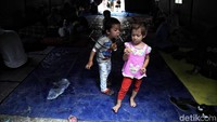 Anak-anak bermain di dalam tenda.