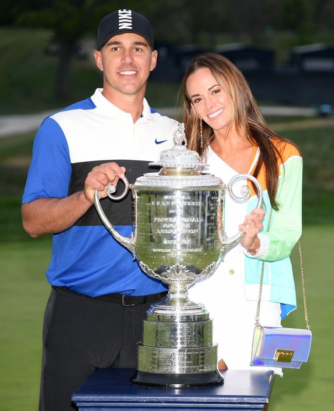 Pada ajang ESPY Awards 2019, Brooks Koepka yang saat ini menduduki posisi pertama rangking golf dunia meraih penghargaan pegolf pria terbaik. Namun pada akhirnya yang menjadi pemberitaan utama bukan tentang prestasi Brooks, melainkan gaya super seksi Jena Sims. Foto: Getty Images