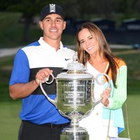Pada ajang ESPY Awards 2019, Brooks Koepka yang saat ini menduduki posisi pertama rangking golf dunia meraih penghargaan pegolf pria terbaik. Namun pada akhirnya yang menjadi pemberitaan utama bukan tentang prestasi Brooks, melainkan gaya super seksi Jena Sims. Foto: Getty Images