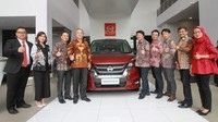 Diler baru ini dikelola oleh salah satu mitra Nissan Motor Indonesia, PT Jayatama Kencana Motor, dan memiliki total luas lahan 1.229 m2 yang didukung 5 work bay. Walaupun diler ini merupakan yang pertama kalinya dibuka di kawasan Cikupa, Tangerang, Nissan Motor Indonesia telah bermitra dengan PT Jayatama Kencana Motor untuk gerai lainnya seperti Nissan Datsun Alam Sutera. Foto: dok. Nissan Datsun