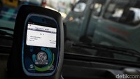 Penumpang harus menggunakan kartu Jak Lingko agar bisa menaiki angkot tersebut. Kartu tersebut di-tap ke mesin khusus yang ada di kursi pengemudi.