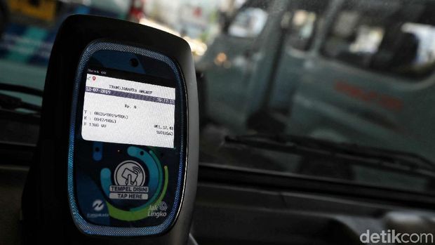 Mobil Termurah Suzuki sampai Emak-emak Ngebut Masuk Tol
