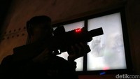 Pemandu akan memberi kita senjata dengan bidikan laser, cara memakai, menembak dan tombol isi ulang pelurunya. (Rengga Sancaya/detikcom)