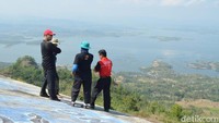 Jangan khawatir, sebab pengelola menyediakan instruktur. Pengunjung diajari terbang dengan tandem bersama instruktur profesional (Aris/detikcom)